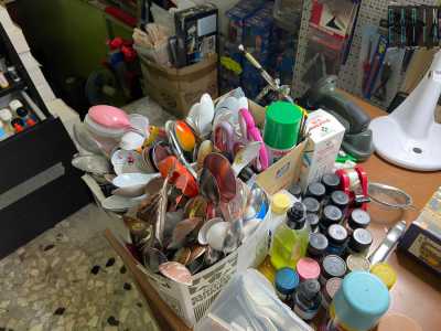 ...scopriamo infine il laboratorio della negoziante, con forbici, colle, colori, scotch...
